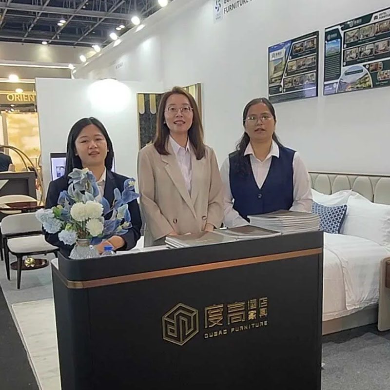 التقط فريق التجارة الخارجية صورة جماعية خلال رحلة المعرض إلى دبي.