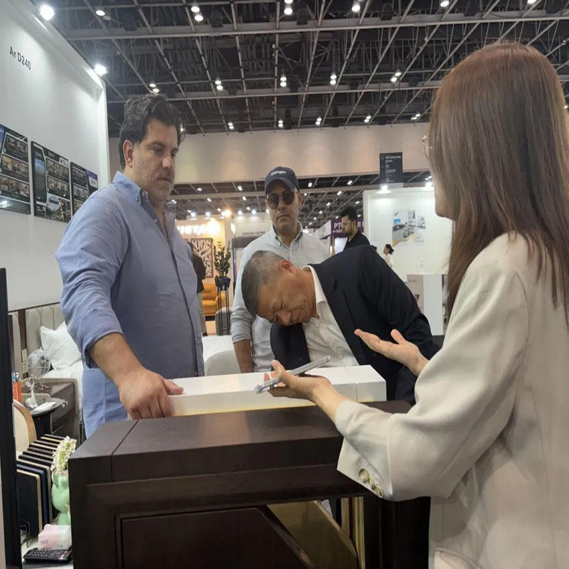 ظهرت كشك معرض H & P Hotel Furniture مجموعة متنوعة من أنشطة تفاعل العملاء