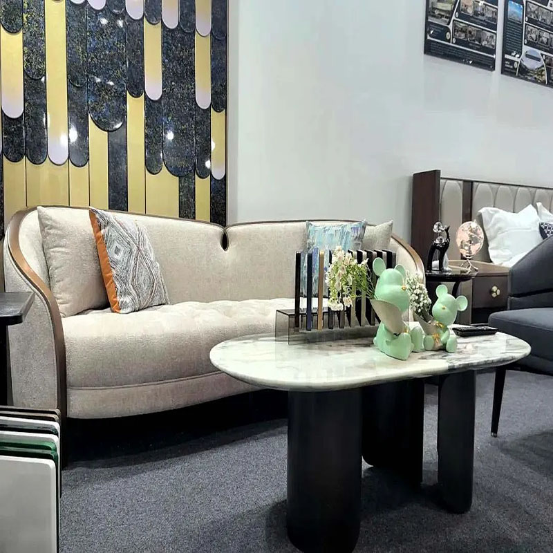 منطقة عرض أثاث غرفة المعيشة في H & P Hotel Furniture في معرض دبي.